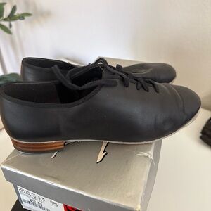 Black leather Jazz Tap shoes. Size 6.5M. Gently worn.